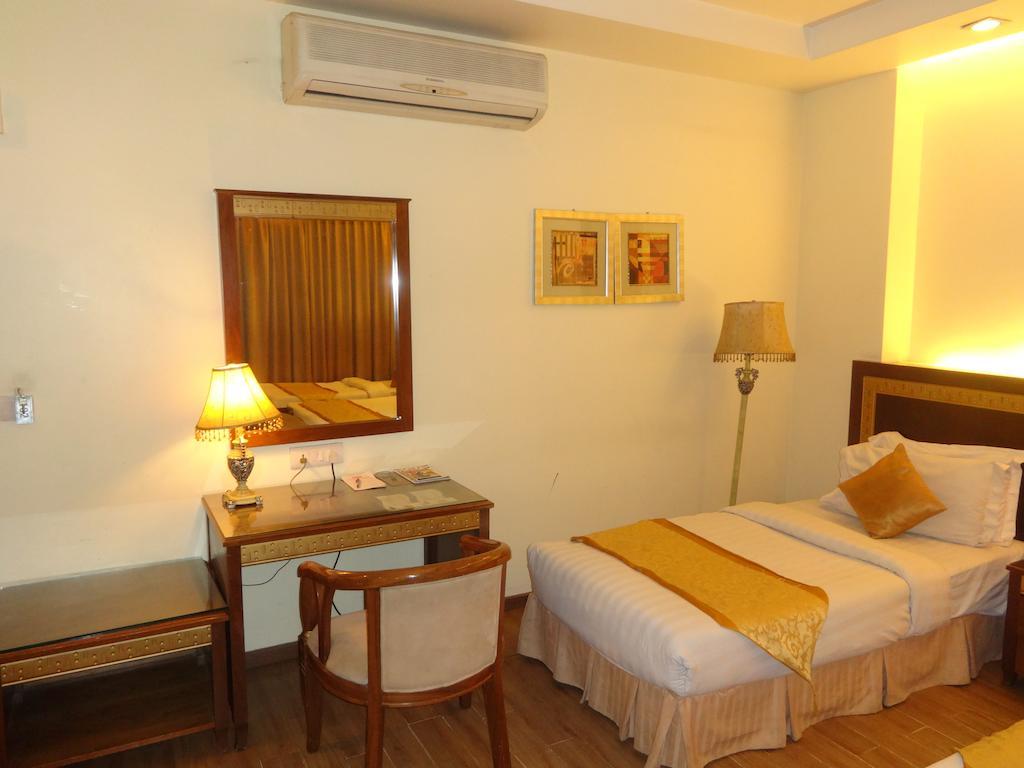 Hotel Picasso Paschim Vihar Delhi - Couple Friendly Local Ids Accepted Zimmer foto